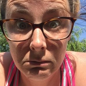 Meet your Posher, Larissa